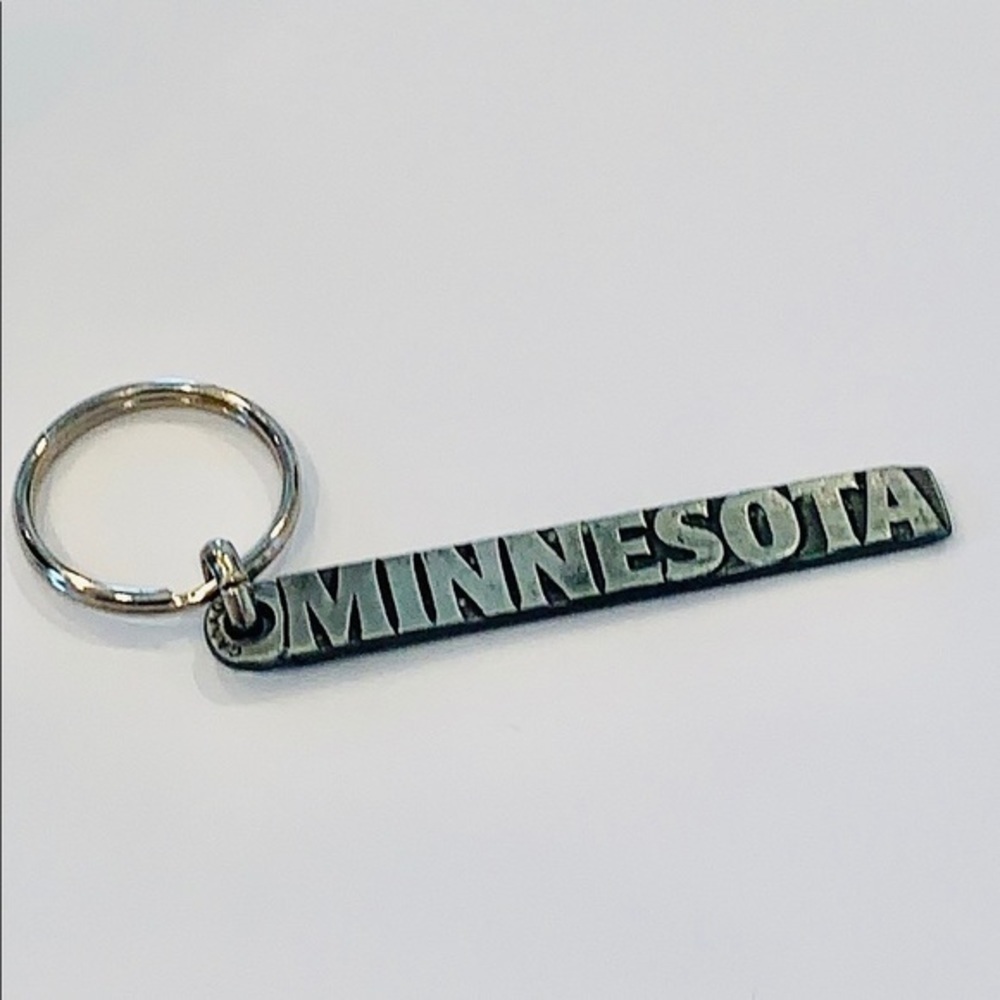 💐5/25 Minnesota silver tone key chain spell out